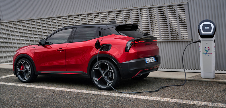 Alfa Romeo Junior - Junior Elettrica - Geladen - Offentliches Laden